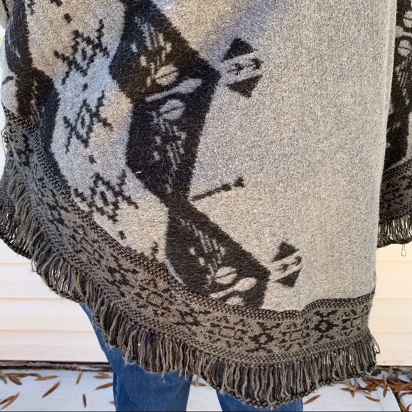 Gray Poncho sweater - Picture 3 of 6